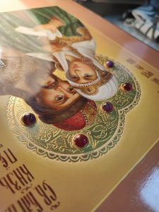 Рукописная икона Петр и Феврония с камнями и окладом (Размер 27х31 см)